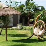 Yourte Piscine Jardin - Quatre Murs Et Un Toit Hyères