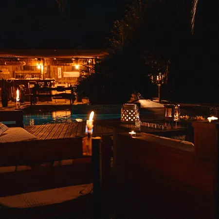 Yourte Piscine Jardin - Quatre Murs Et Un Toit