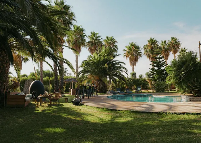 Yourte Piscine Jardin - Quatre Murs Et Un Toit Hyères
